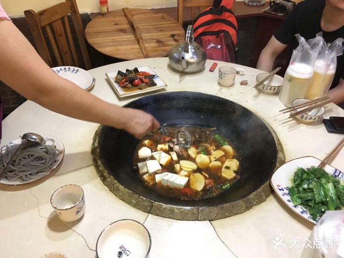 大锅大灶柴火饭庄柴火鱼图片