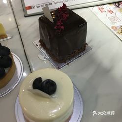 有次吃金光鸽王,发现这家店评价还行,就跟同事去买了蛋糕,第一次自己