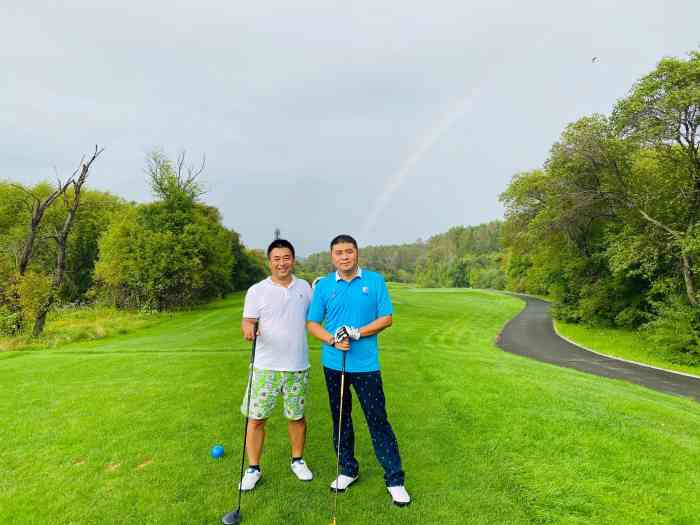 航拍净月潭国家森林公园电瓶观光车的最后一站高尔夫球场在这里飞小