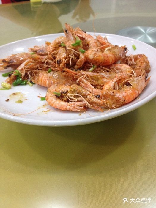 在我们镇上比较有名的一家小饭馆地方不大,.