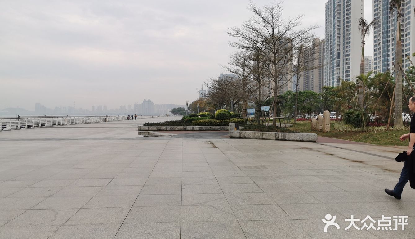 地铁2号线快速到达海沧湾公园,这是临海滨的公园