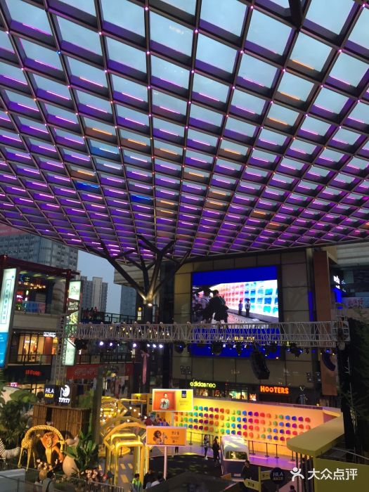 正大乐城中庭图片