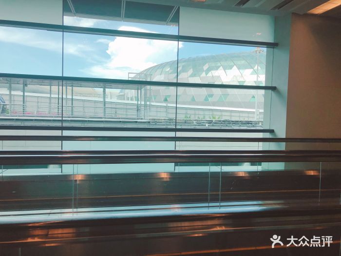 新加坡机场真的超大的,从t3走到t2走了都好.-
