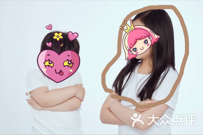 平时一直随便对付证件照 再配上神一样的拍照技术与我见镜僵的bug 每一次的照片都不尽人如意2333 这次是受推荐 预约了天真蓝证件照 微信预约 因为只能预约15天内的 徐家汇门店太火爆了 根本约不上 虹口这家也只有周一晚上才有 所以才选了工作日 即使这样 人还是很多 费用一共150 定金60 过去再付90 如果加印 再加20 一楼门店 旁边是cafe 里面些是设计室 负责修片 修好以后会叫号 让顾客看效果 如需要再修改 楼上是化妆 更衣+拍照 靠墙一面有一排储存柜 可以寄包 还有一小排沙发 供顾客休息等