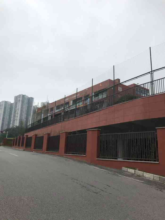 九龙坡区第一实验小学(燕南校区"九龙坡燕南校区的这边附近住的都是