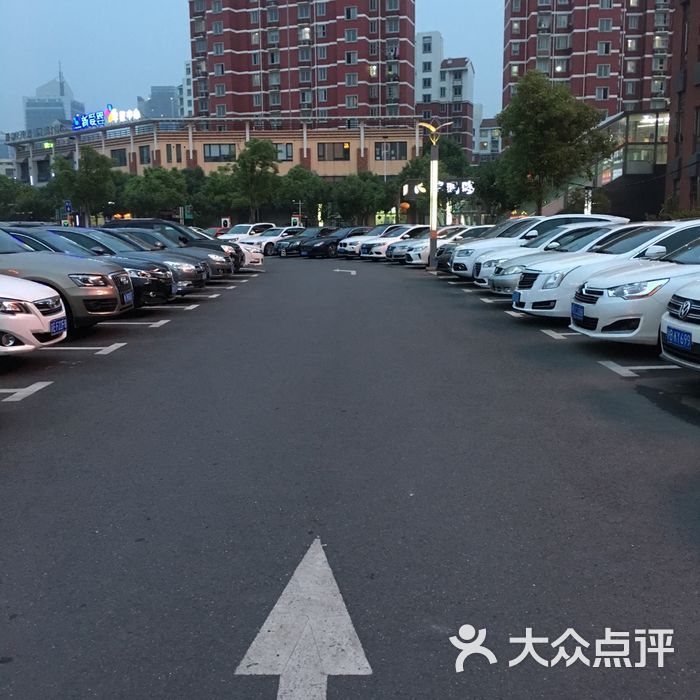 金桥大拇指广场停车场