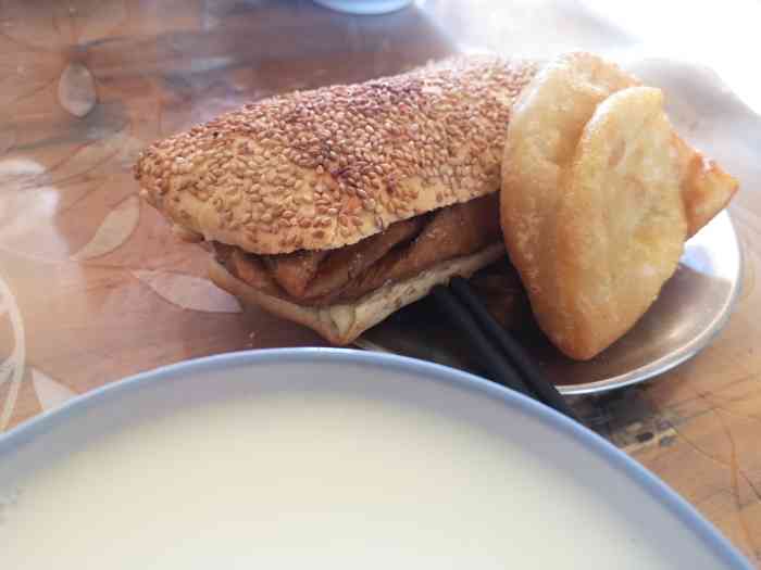端荣烧饼-"端荣烧饼,在皮市街路口不远处,还有个竖着.
