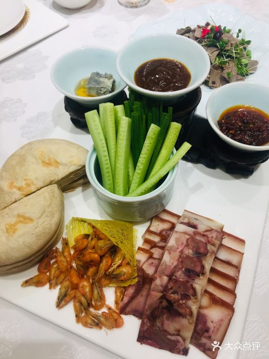 农家饼包肉配炸河虾