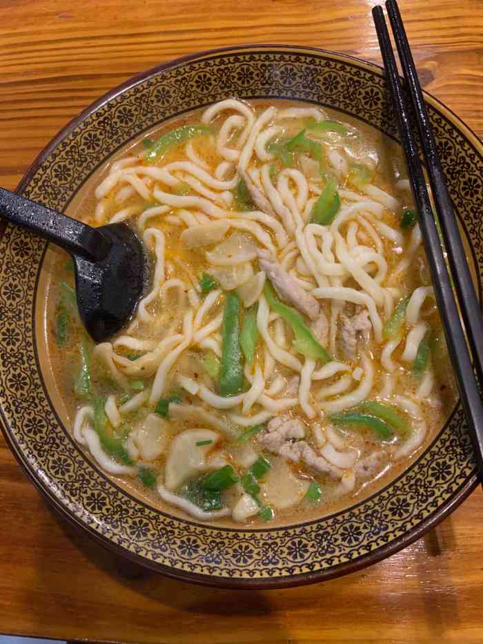 我点的雪菜笋干肉丝面,很鲜美,连汤也喝完了.