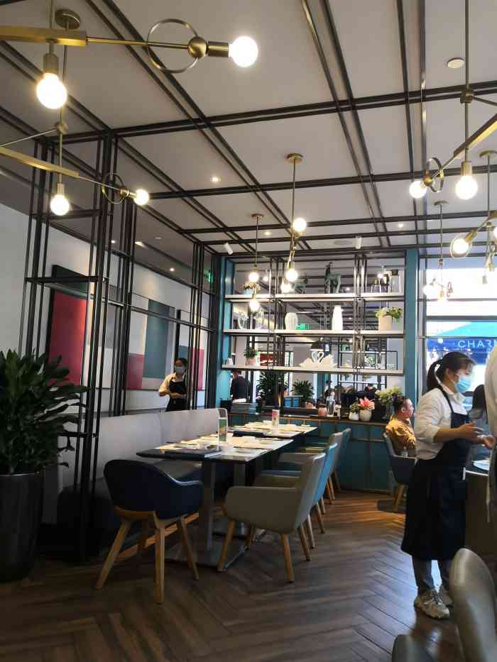 港丽餐厅(大宁国际商业广场店"乍看是家港式餐厅,但其实是创意融合