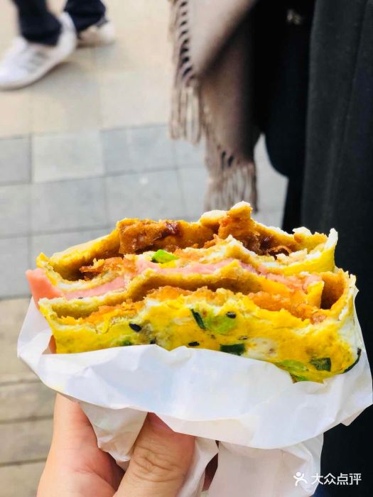 肖师傅煎饼果子(万达广场店)芝士火腿煎饼图片 - 第1张