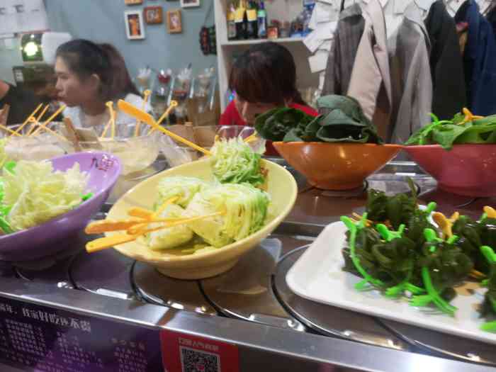 林小签旋转小火锅(万达总店"冒着雨来逛万达金街,遇到这家店,第一次