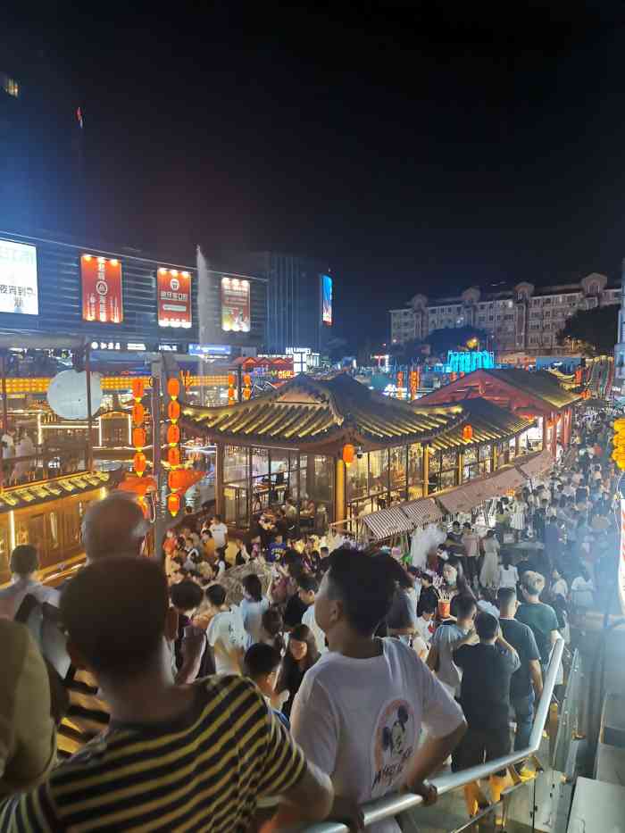 夜昆山·美食不夜城-"73昆山入住的兰博基尼酒店旁有个水上夜市,.
