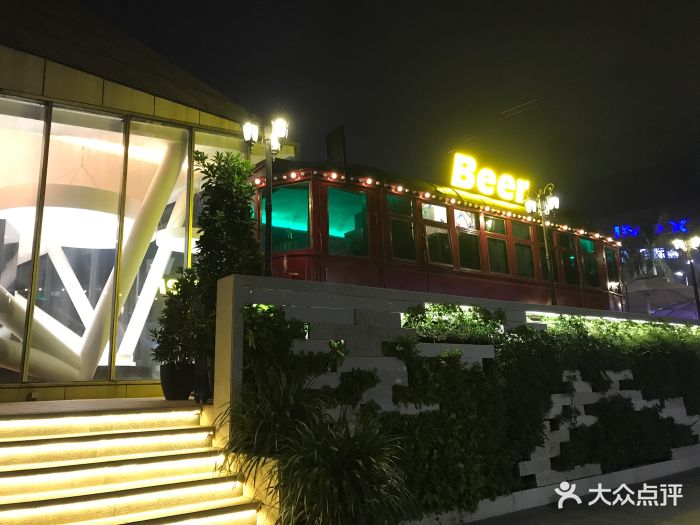 非常新的地铁站,九号线深圳湾公园。一进去.