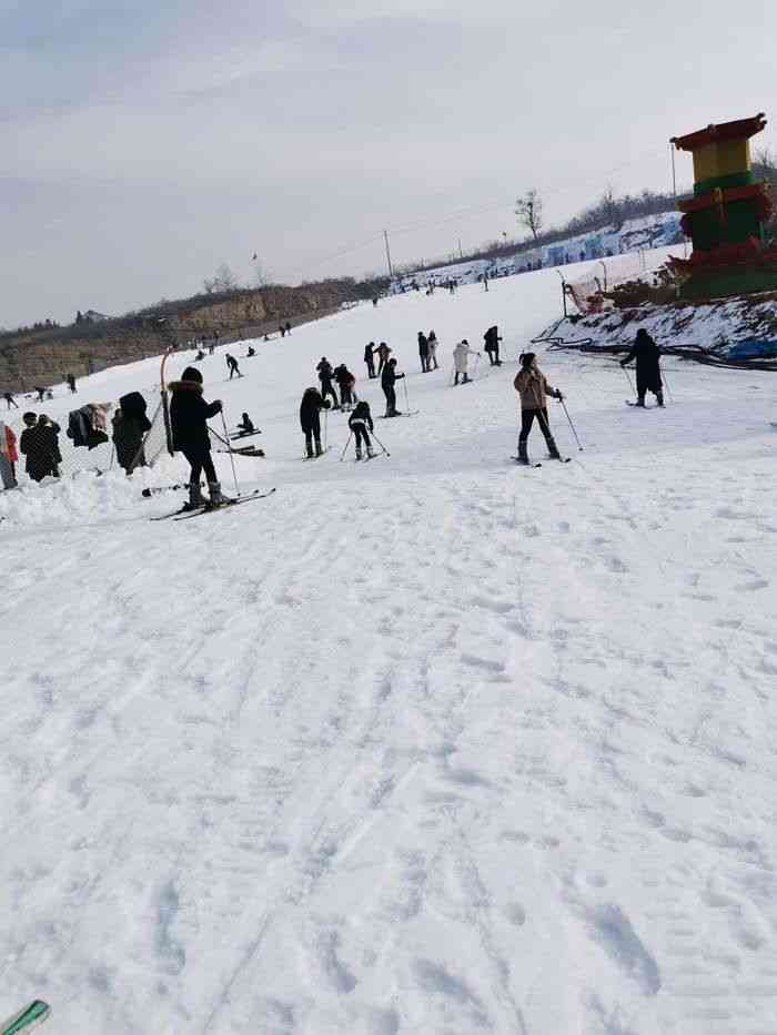 齐乐梦华梓橦山滑雪场