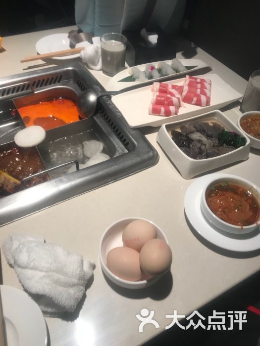 海底捞火锅:这家店男店员很热情。女服务员一