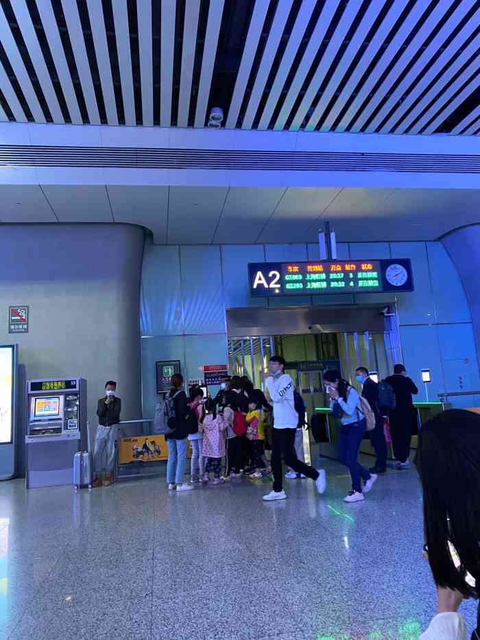 镇江南站"位置不算特别偏,站比较小,里面配套的店铺.