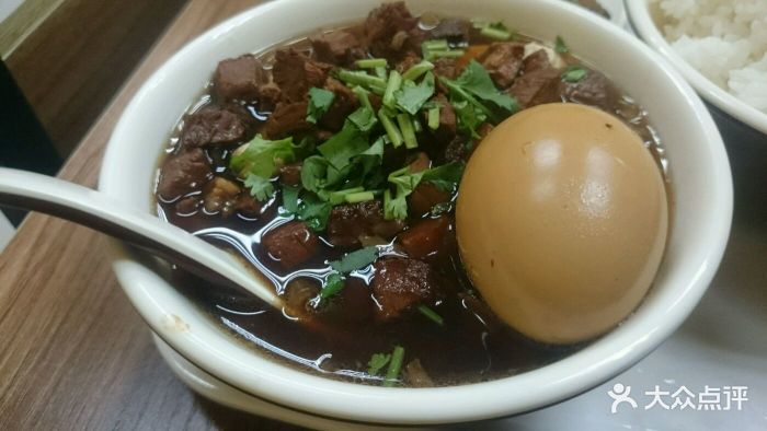 大米饭小炖肉图片