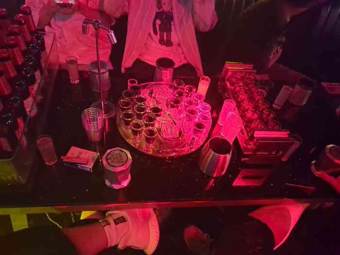 辰色酒馆(明发店"位置在明广场中区海盗船一楼很好找,这家酒.