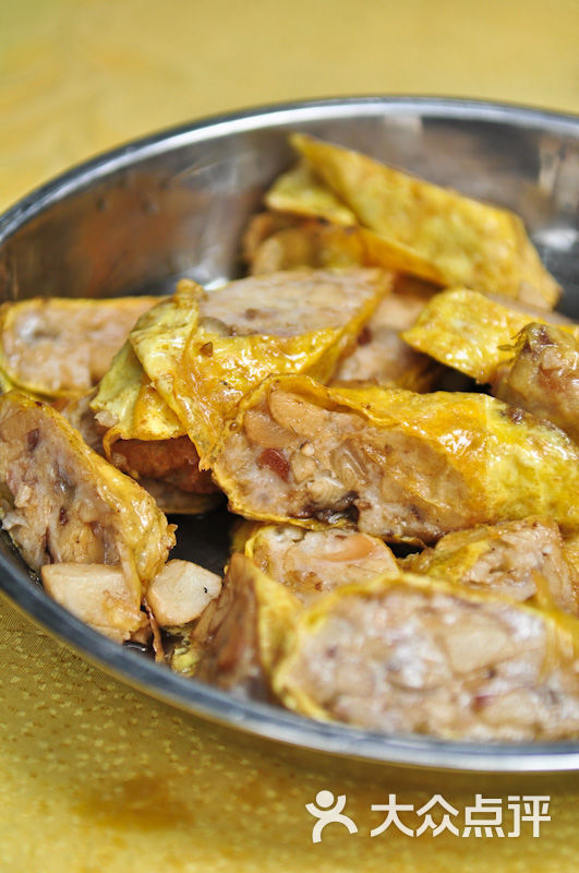 06 客家蛋卷:外皮是鸡蛋做的,里面包的是猪肉,马蹄,花生等,软中带脆