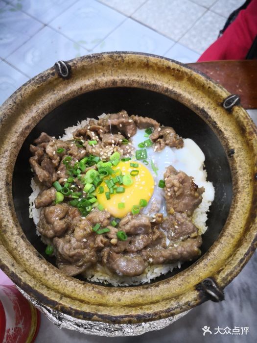 窝蛋牛肉煲仔饭