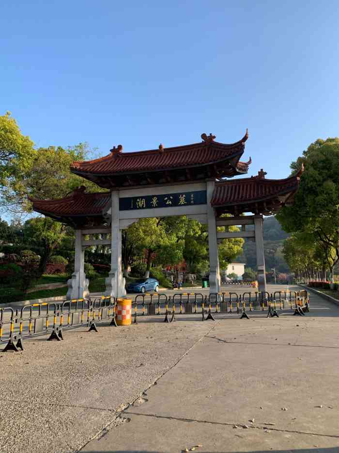 湖景公墓-"周六上午去湖景公墓扫墓,一路上非常拥堵,.