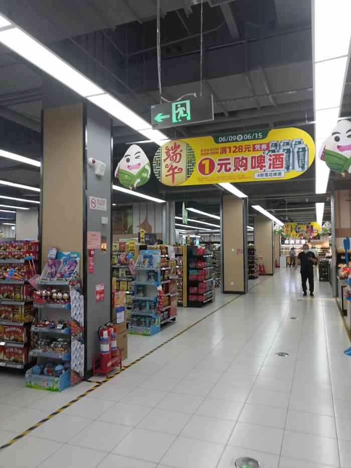 物美(万达广场店)-"物美超市在万达里,非常大,东西很