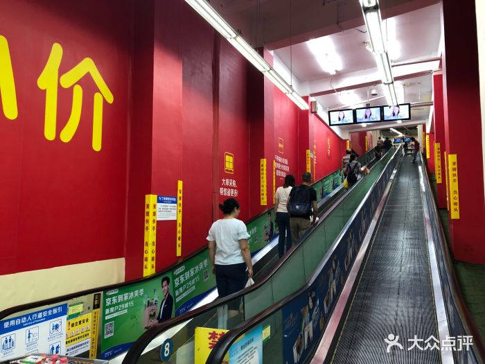沃尔玛购物广场(长乐路店)通往超市二楼电梯图片
