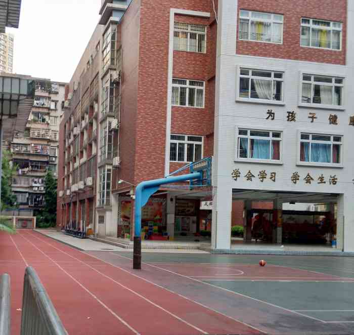 龙津小学-"龙津小学位于广州市荔湾区龙津路和华贵路.