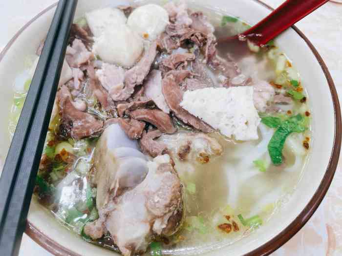 潮汕原味汤粉王"单位附近的快餐店,都是经典的潮汕猪杂汤搭.