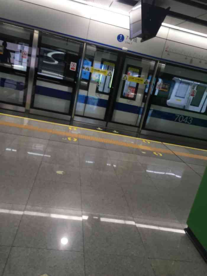 西丽湖(地铁站"目前上下班都要在这里过.整体环境很干净.