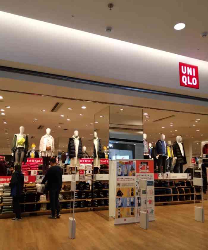 uniqlo(颛桥万达广场店"好多人啊,优衣库这个门庭若市,也是贴近了.