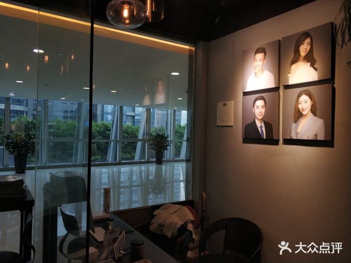 体验拍证件照,工作人员会问需要签哪一个国.