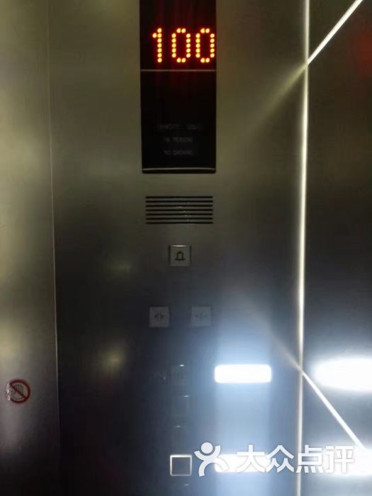 电梯100层了