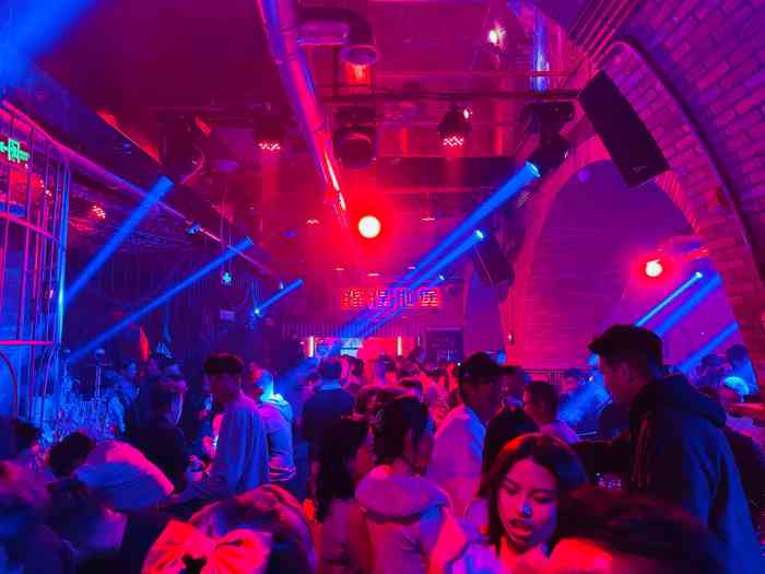 猩猩地堡-"三个人去点了件酒,想换个位置.领班嫌人少.