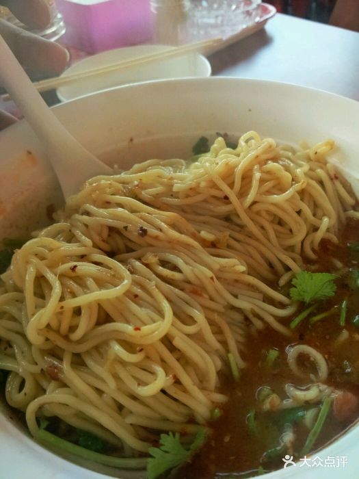 查了点评到步行街吃饭一条街不长但是什么都