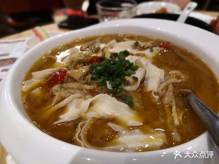 酸菜手工刀削面