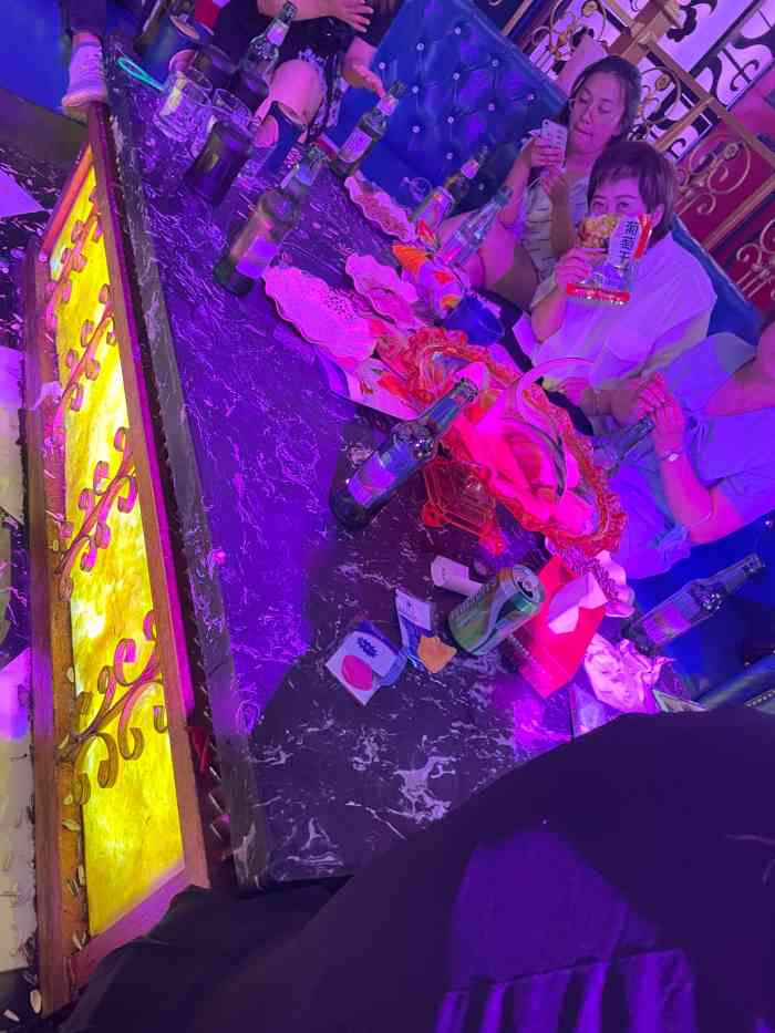 牛仔酷plusktv(长春大街店"一个人去的 很大的包厢两块屏幕 包括打