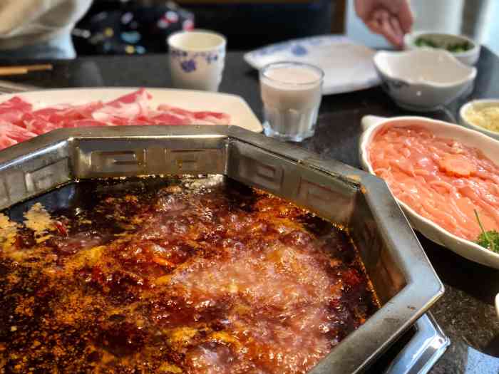 蜀浓香火锅城(青白江店"老叔请我们吃饭总是很执着地选在火锅店,成.