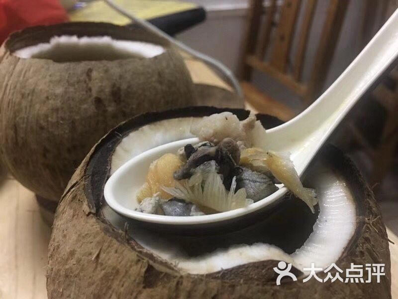 原只椰子炖乌鸡小鱼翅