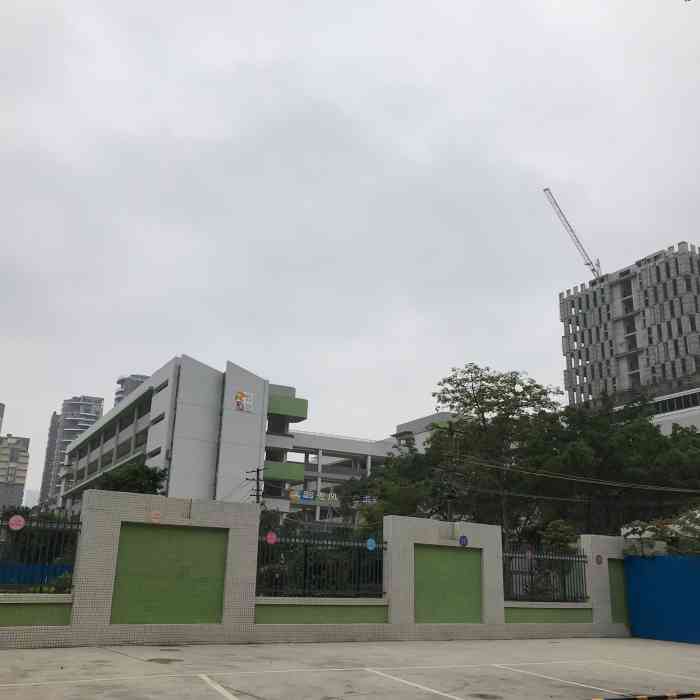 柳州市文韬小学-"地址位于广西科技大学侧门的对面,文