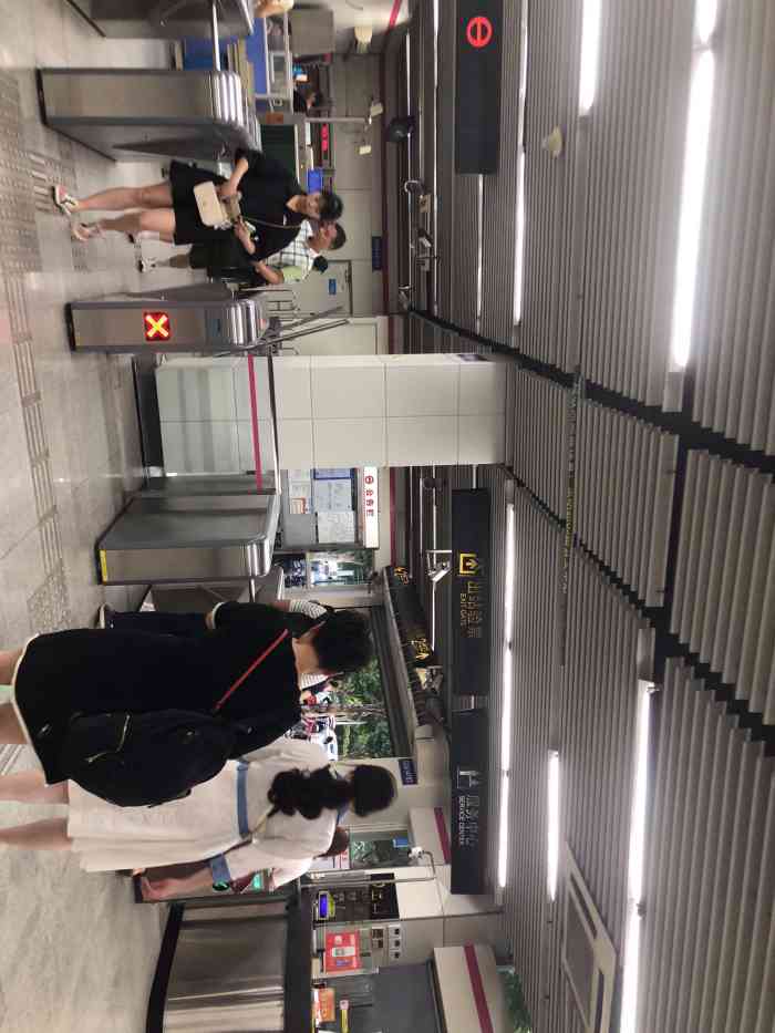 高青路(地铁站"这是6号线的一个终点站,有大部分的线路到.