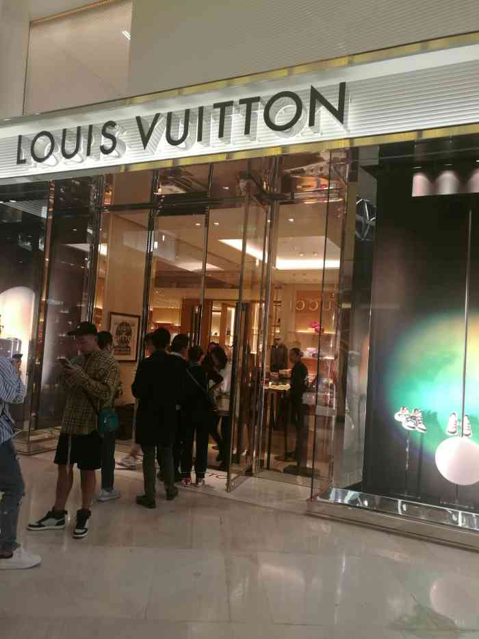 lv路易威登(湖滨银泰in77店)-"以前觉得老花丑 现在觉得挺好看的 大概
