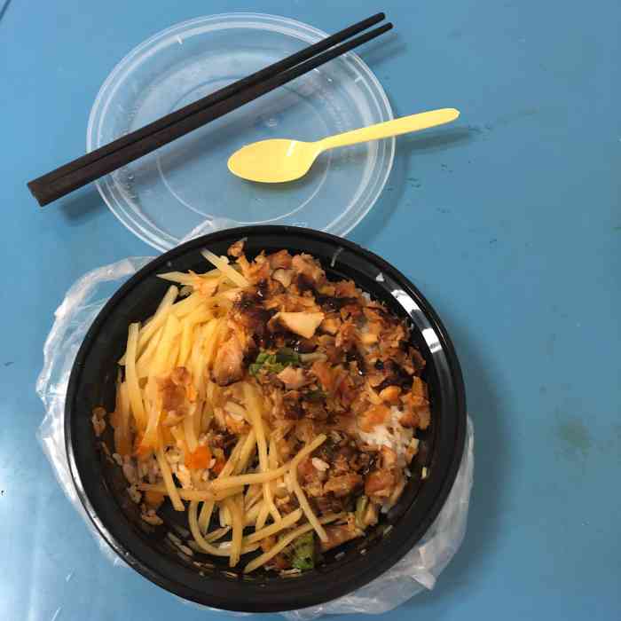 米滋滋烤肉饭"菜品新鲜,份量大,米饭香甜可口,虽然只做.