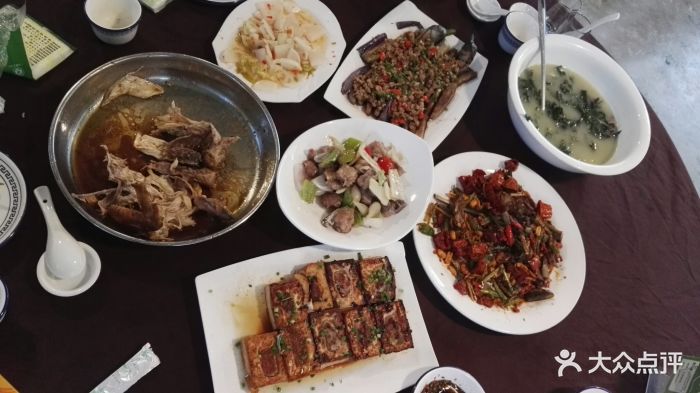 店家进门玉柴奇石园里。位于走五十米左转往鑫美食城悦白银图片
