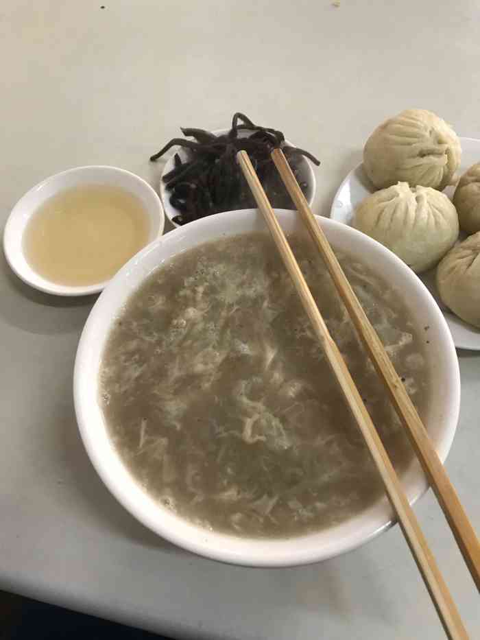 来徐州喝了啥汤,味道还可以,但是其中的煎包子和煎饺子很好吃,超级