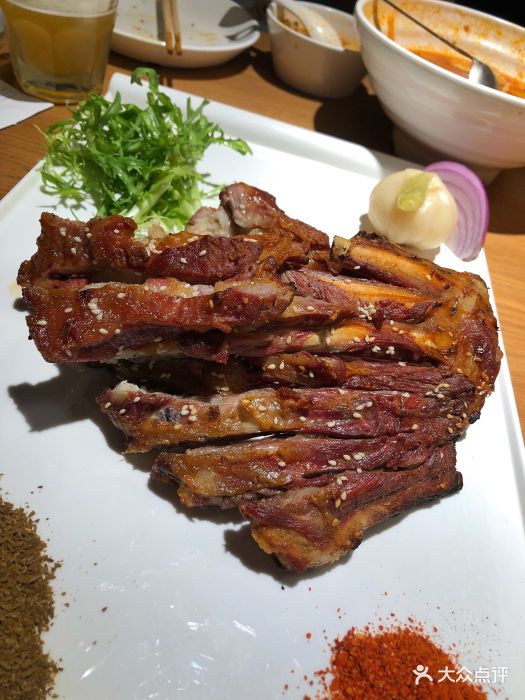 馕坑烤羊排