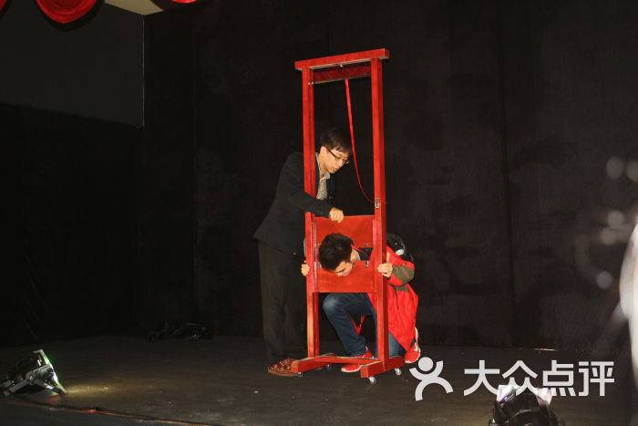 魔术师的后台-台湾奇幻魔术嘉年华观众上台体验断头台图片 第7张