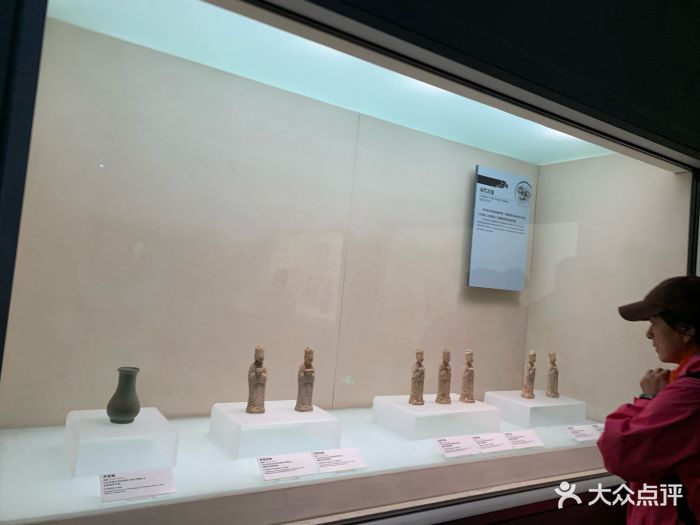 逛湖北省博物馆的时候没有请讲解员,也没有.