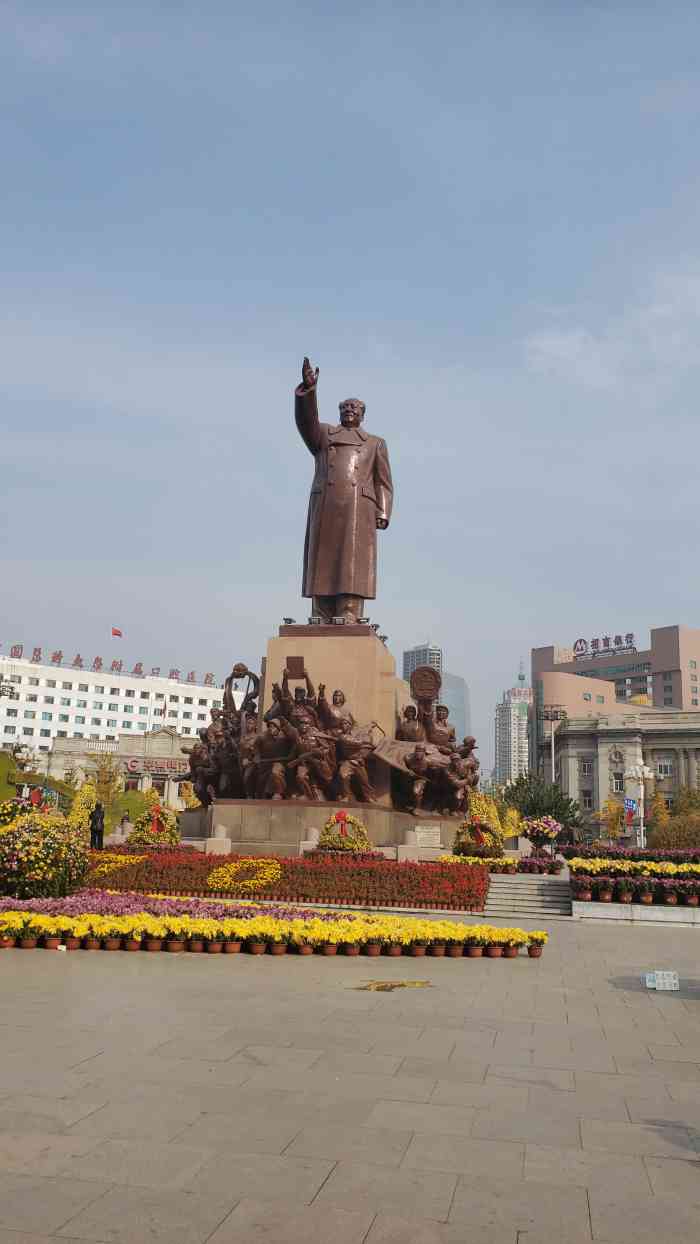 中山广场-"[环境]位于南京街中山路交叉点,地标性建.